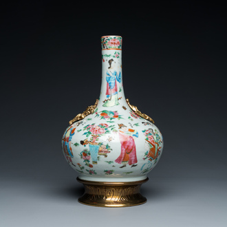 Vase de forme bouteille en porcelaine de Chine famille rose de Canton aux montures dorées, 19ème