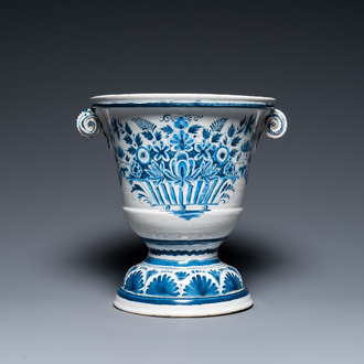 A Dutch Delft blue and white jardinière with flowervases, 18th C.