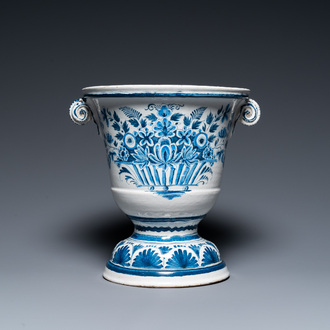 Jardinière en faïence de Delft en bleu et blanc à décor de vases floraux, 18ème