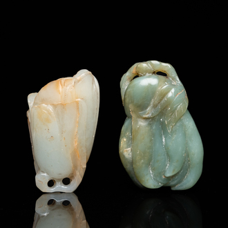 A Chinese white jade snuff bottle and a green jade 'Buddha hand' pendant, Qing