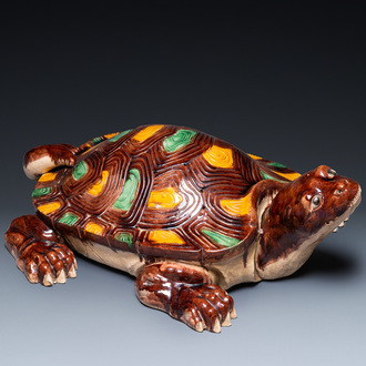 Une grande tortue en porcelaine de Chine à émail sancai, 20ème