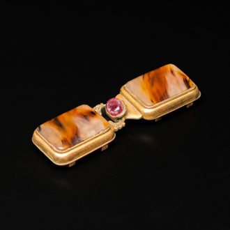 A Chinese agate-mounted gilt bronze belt buckle, late Ming/early Qing