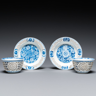 Paire de tasses et soucoupes ajourées et à double parois en porcelaine de Chine en bleu et blanc, Kangxi