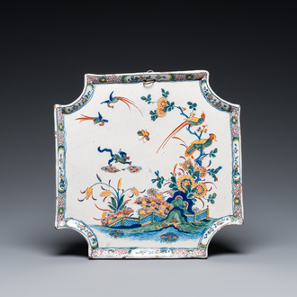 Een polychrome Delftse plaquette met een tijger in een Japanse tuin in Kakiemon-stijl, 18e eeuw