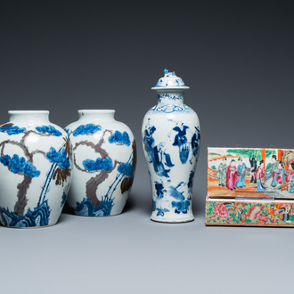 Een paar Chinese blauw-witte en koperrode vazen, een blauw-witte dekselvaas en een Canton famille rose dekseldoos, 19/20e eeuw
