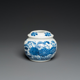 A Chinese blue and white 'Bleu de Hue' water pipe for the Vietnamese market, Lưu hương nhã ngoạn 雅玩留香 mark, 19th C.