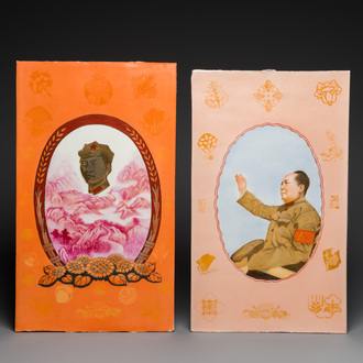 Twee Chinese plaquettes met Culturele Revolutie decor van Mao Zedong