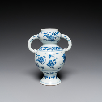 Vase en porcelaine de Chine en bleu et blanc à décor floral, époque Transition