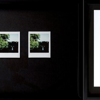 Harm Logghe: 'Iets na elf', Polaroidfoto’s en gedicht in 2 bakkaders