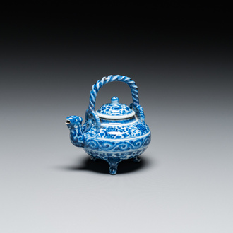 Een ongewone Chinese blauw-witte theepot met deksel, Xuande merk, wellicht Qing