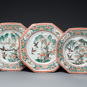 Trois grands plats de forme octogonale en porcelaine de Chine famille verte, Kangxi