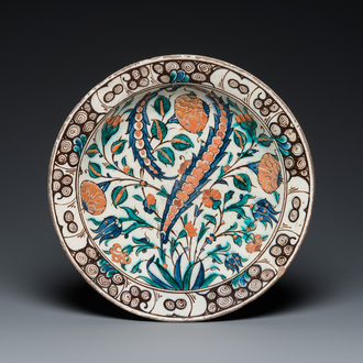 Een grote polychrome Iznik schotel met 'Saz' decor, Turkije, eind 16e eeuw