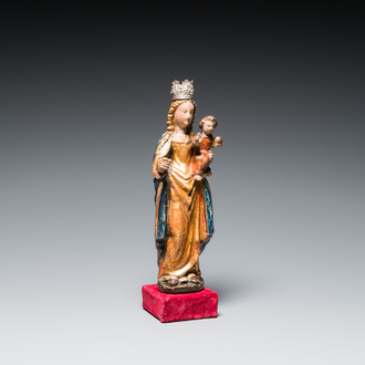 Een gepolychromeerde houten sculptuur van een Madonna met Kind, zgn. 'Poupée de Malines', Mechelen, 1e kwart 16e eeuw