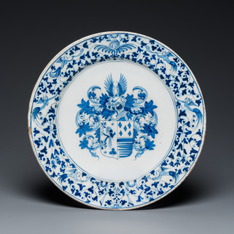 Een fijne blauw-witte wapenschotel, atelier Verstraeten, Haarlem, ca. 1650-1660