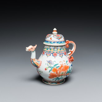 Een Chinese famille rose theepot met drakentuit, Yongzheng/Qianlong