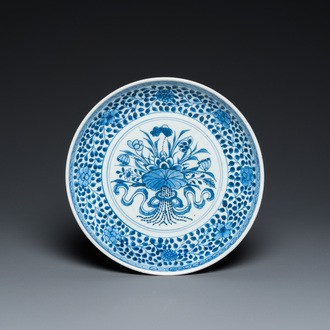 Een Chinese blauw-witte schotel met een boeket in Ming-stijl, Qianlong