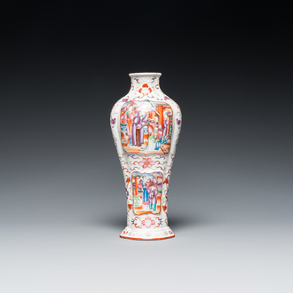 Vase en porcelaine de Chine famille rose à sujet mandarin, Qianlong