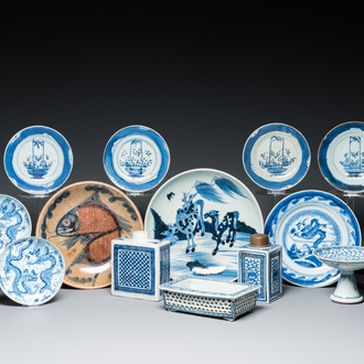 13 pièces en porcelaine de Chine en bleu et blanc, 18/20ème