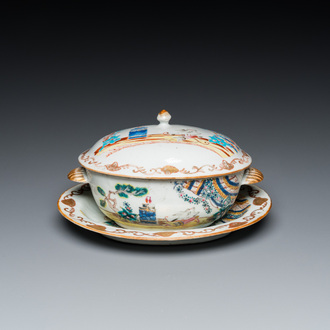 Une terrine couverte sur support en porcelaine de Chine famille rose, Qianlong