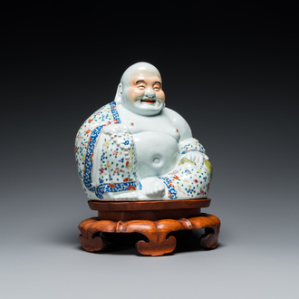 Sculpture de Bouddha en porcelaine de Chine famille rose sur socle en bois, marque de Zhu Mao Ji Zao 朱茂記造, République