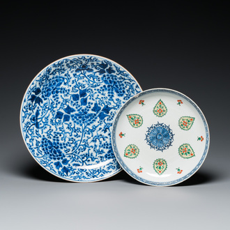 Deux plats en porcelaine de Chine en bleu et blanc et famille verte, Kangxi