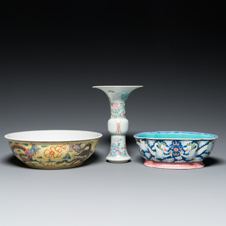 Deux bols aux dragons et un vase à décor floral en porcelaine de Chine famille rose, 19/20ème