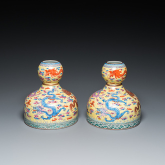 Paire de vases en porcelaine de Chine famille rose à fond jaune, marque de Qianlong, 20ème