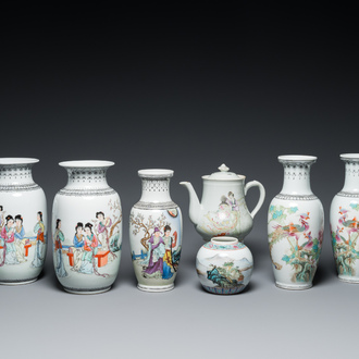 Six vases et une théière couverte en porcelaine de Chine famille rose, 20ème