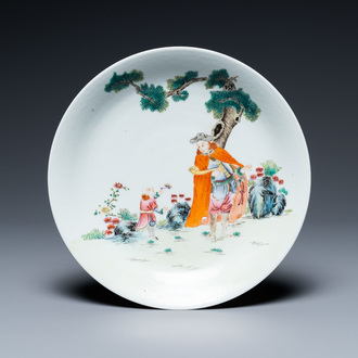 Assiette en porcelaine de Chine famille rose à décor d'un étranger, marque et probablement époque de Qianlong