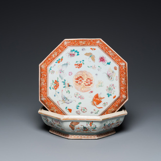 Een Chinese octagonale famille rose, ijzerrode en vergulde dekseldoos met vlinders, Yongzheng