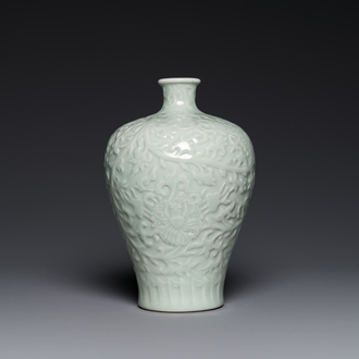 Vase de forme 'meiping' en porcelaine de Chine en céladon monochrome à décor de rinceaux de lotus, marque de Kangxi, 19/20ème