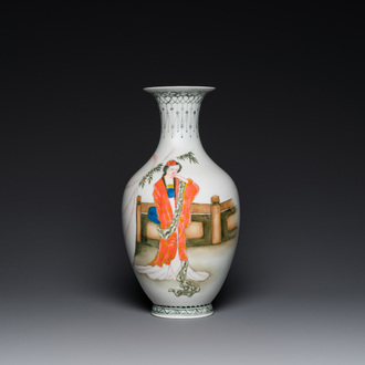 Vase en porcelaine de Chine à décor d'une belle femme, marque de Huai Ren Tang 懷仁堂, daté 1963