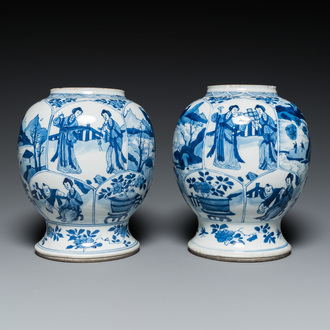 Une paire de vases en porcelaine de Chine en bleu et blanc, Kangxi