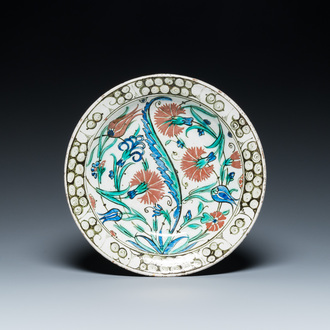 Een grote polychrome Iznik schotel met 'Saz' decor, Turkije, eind 16e eeuw