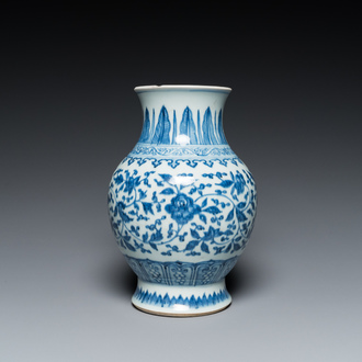 Een Chinese blauw-witte vaas met lotusslingers in Ming-stijl, Qianlong