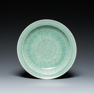 Plat en porcelaine de Chine en céladon à décor d'un lotus, Qianlong/Jiaqing