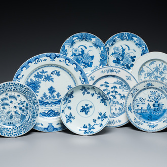 Un plat et sept assiettes en porcelaine de Chine en bleu et blanc à décor de fleurs et de paysages, Kangxi/Qianlong
