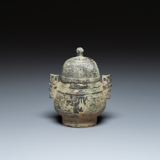 Een Chinese bronzen 'you' of rituele wijnkan, Zhou, ca. 11e-9e v.C.