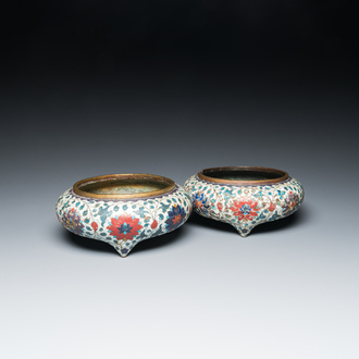 Een paar Chinese driepotige cloisonné wierookbranders, Fang Ming merk, Qing