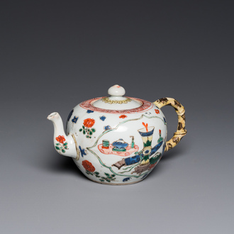 A Chinese famille verte 'antiquities' teapot and cover, Kangxi