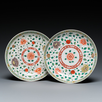 Paire d'assiettes en porcelaine de Chine famille verte, Kangxi