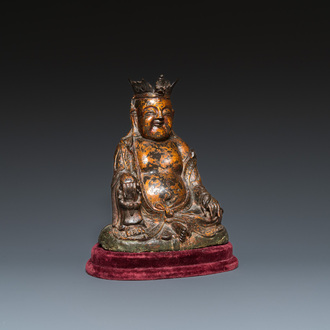 Een Chinese vergulde bronzen Boeddha met kroon, Ming