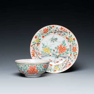 A Chinese famille verte 'cranes' plate and a 'peony scroll' bowl, Kangxi