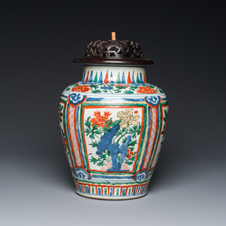 Vase en porcelaine de Chine wucai au couvercle en bois, époque Transition