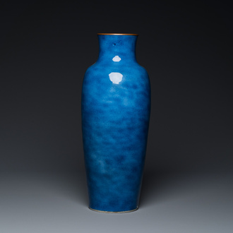 Vase en porcelaine de Chine en bleu poudré au col monté de cuivre, marque de Xuande, Kangxi