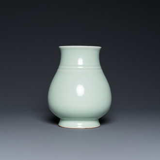 Een Chinese celadon 'hu' vaas, Qianlong merk, 19/20e eeuw