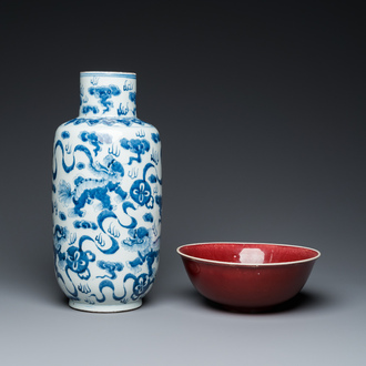Un vase en porcelaine de Chine en bleu et blanc à décor de lions bouddhistes et un bol à émail langyao, 19/20ème