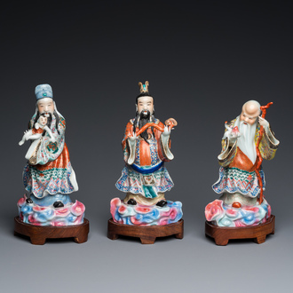 Drie Chinese famille rose sculpturen van sterrengoden, zegelmerk, 19/20e eeuw