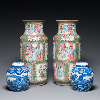 Une paire de vases en porcelaine de Chine famille rose de Canton et une paire de pots couverts en bleu et blanc, 19ème