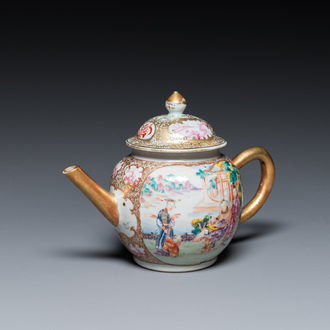 Een Chinese famille rose theepot met mandarijns decor, Qianlong